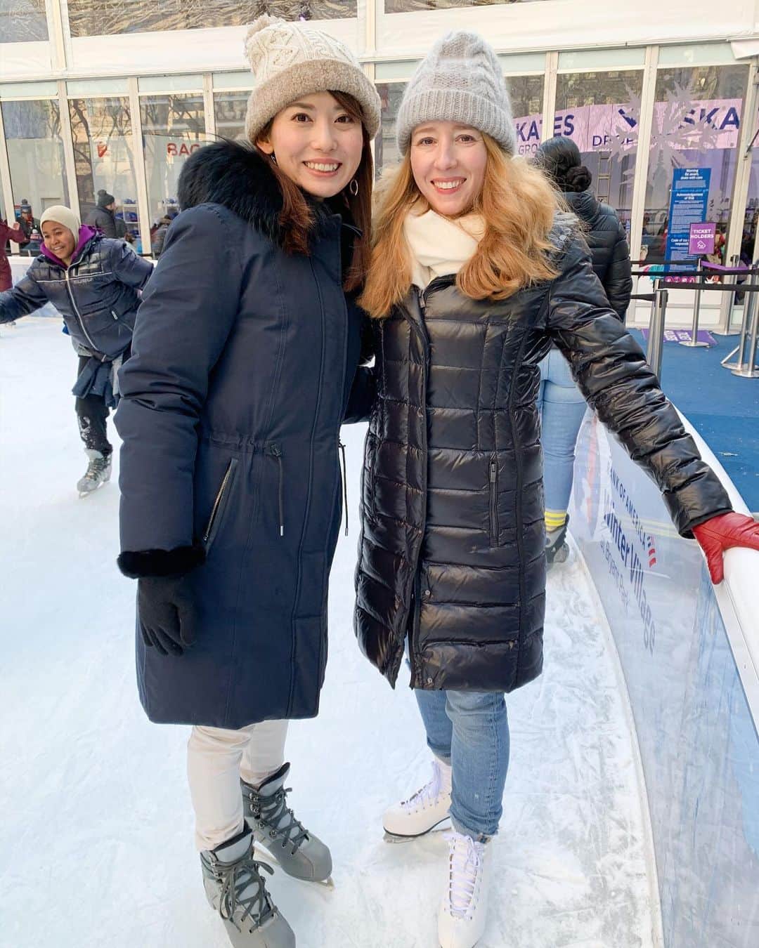 早川茉希さんのインスタグラム写真 - (早川茉希Instagram)「Enjoy ice skating in Bryant park⛸🎄 ・ １周目はへっぴり腰だったけど だんだん慣れてきた😅 去年よりは少し上手くなったかな😂  #bryantpark #wintervillagebryantpark #iceskating #winter #christmastreenyc #christmastree #スケート #ブライアントパーク #ニューヨーク #ニューヨーク旅行 #ニューヨーク生活 #アメリカ暮らし #レンタル靴もロッカーもセントラルパークより高め💸 #リンク小さめ #ギャラリー多め #ツリーとクリスマスマーケットがあって #雰囲気が好き #🎄」12月14日 13時42分 - maki_hayakawa
