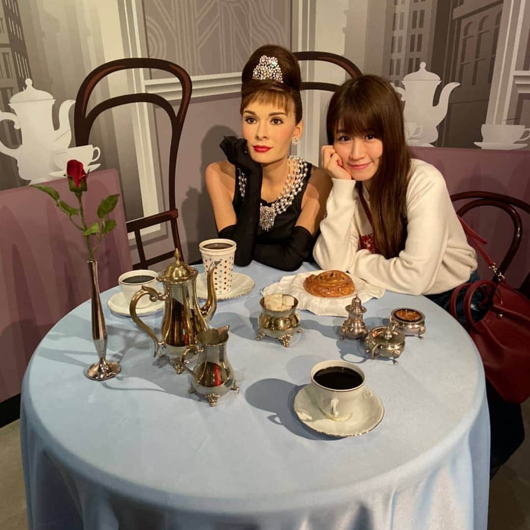 ようこさんのインスタグラム写真 - (ようこInstagram)「どーも、ようこです❤️﻿ ﻿ ﻿ ﻿ ﻿ ﻿ 晴れててポカポカ♨️☀️﻿ ﻿ ﻿ 午後も頑張ります✨﻿ 昨日野菜を頑張って食べたからなのか調子が良い気がするそんな土曜日🌸﻿ 野菜嫌いでも少しは食べてかないとあかんね🥑🥕﻿ ﻿ ﻿ 素敵な日を過ごしてね🎵﻿ ﻿ ﻿ ﻿ ﻿ ﻿ ﻿ 背伸びをしてもエルヴィス・アーロン・プレスリーさんとのこの身長差😳😳﻿ ﻿ ﻿ ﻿ #土曜日#土#野菜嫌い#野菜#vegetable#美容#美活#美腸#アラフォー#週末#エルヴィスプレスリー#elvisaronpresley#elvis#japan#tokyo」12月14日 13時52分 - 0606yoko