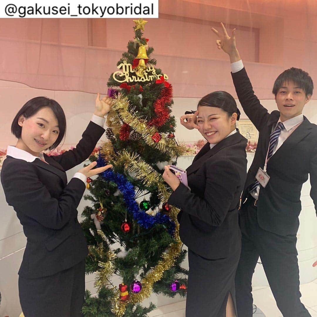 東京ブライダル専門学校 公式のインスタグラム：「#東京ブライダル のエントランスには﻿ クリスマスツリーがあります🎄﻿ 今年も在校生たちが綺麗に飾り付けてくれました✨﻿ ﻿ 実はツリーの周りにあるプレゼントも﻿ 学生がラッピングしたもの🎁﻿ 授業ではギフトラッピングも勉強するんですよ〜！﻿ ﻿ 細かいところまでクリスマス仕様になっているので﻿ ぜひオープンキャンパスに来て﻿ すみずみまで見てみてくださいね！﻿ 明日は在校生とも会えるチャンスです💫 ﻿ ﻿ 写真は @gakusei_tokyobridal より﻿ 学生が更新しているインスタグラムです！﻿ ぜひこちらもチェックしてみてください👀﻿ ﻿ #高校生 #東中野 #専門学校 #tbc #jk2 #jk1」