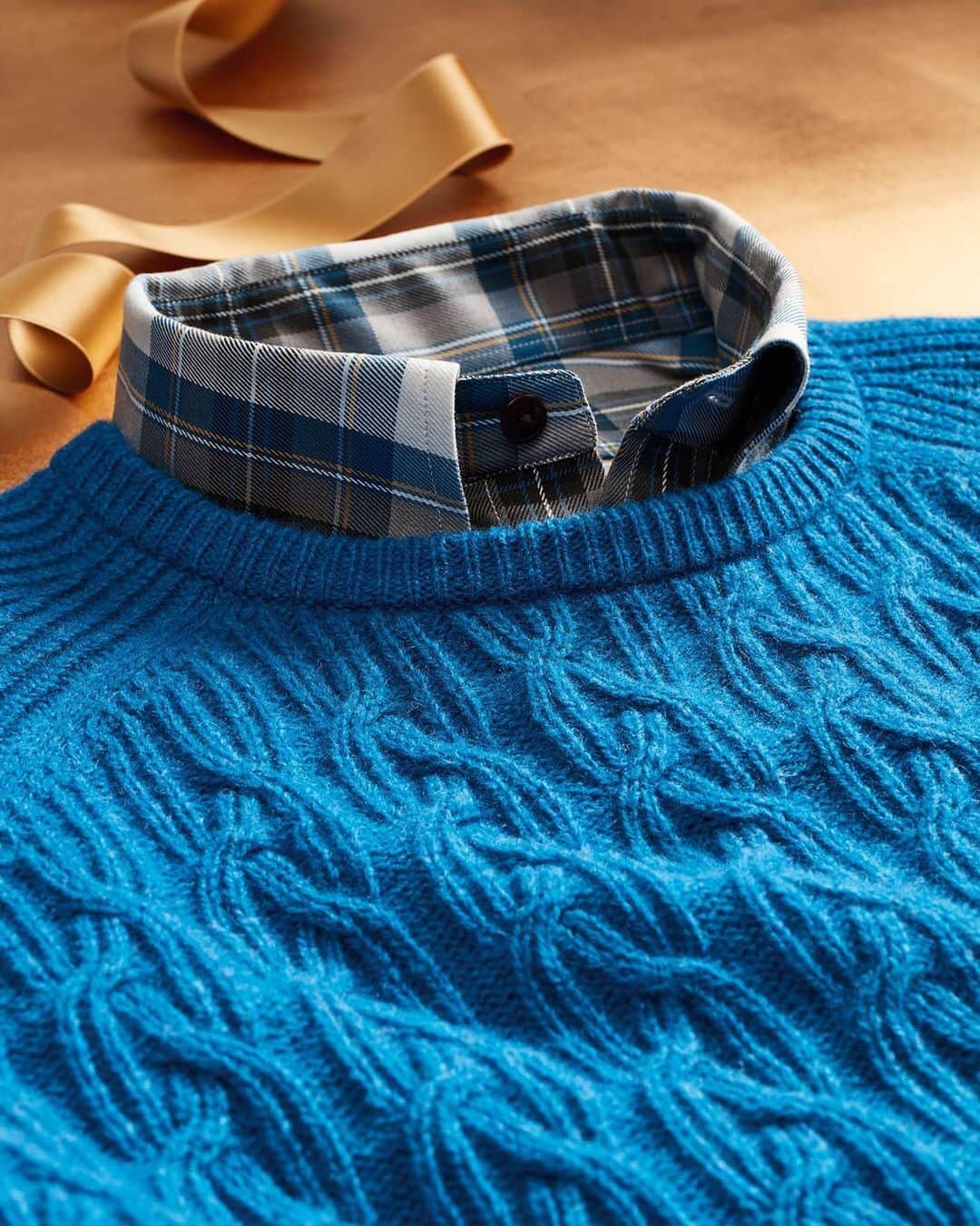 ブルックス ブラザーズさんのインスタグラム写真 - (ブルックス ブラザーズInstagram)「大切な方へ、軽やかであたたかいセーターのプレゼントはいかがでしょう？ シェットランドウールのセーターは、ブルー・グレー・グリーンの3色をご用意。 . #ブルックスブラザーズ #セーター」12月14日 14時00分 - brooksbrothersjapan