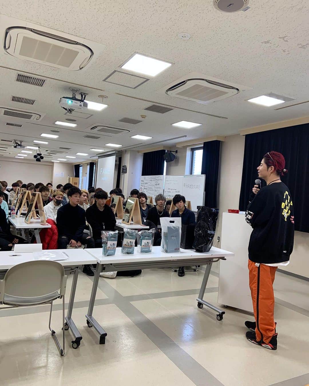 高木琢也さんのインスタグラム写真 - (高木琢也Instagram)「スタイリングコンテストの審査員👨‍🔬 学生のギラついてる感じがすごいよかった😊 #メンズヘア #スタイリング #早稲田美容専門学校  #審査員」12月14日 14時10分 - takagi_ocean