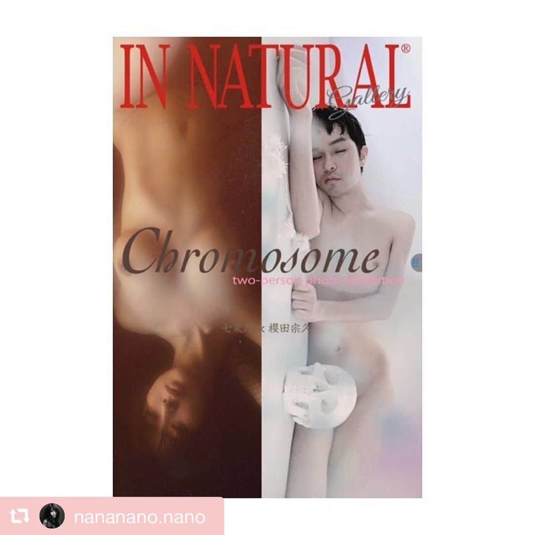 櫻田宗久のインスタグラム：「#repost @nananano.nano via @PhotoAroundApp  大阪で作品展をします！！ オープニングは私も行きます☺️ この作品展の為に今本も作っています❣️よろしくお願いします。  櫻田宗久✖️七菜乃　二人写真展 @munetopia  @nana7nano.nananano 「Chromosome」 Space:IN NATURAL gallery Adress:大阪府大阪市中央区本町4-7-7飛鳥ビル203 Tel:06-6484-6837 mail:contact@setzer.jp Twitter:@BaceSetzer 2019年12月20日(金)～29日(月) 2020年1月7日(火)～12日(日) 12月20日(金)オープニングパーティー 17:00～19:00 平日12:00～19:00 土日13:00～18:00 自らも被写体として数々の写真家に裸体を撮影され、裸体に特別な意味はなくただ私の美意識がそこにあるだけと語り写真家としても女体の美しさを撮り続ける七菜乃。 90年代にモデルとしてデビュー後、自らのゲイというセクシャリティーをカミングアウトし写真家として男性の裸体を被写体に撮影を重ねそこに個人的な半生を投影していると語る櫻田宗久。 今回の展示ではそれぞれの持つ同じ肉体を被写体にしながら、自身の思う美を表現する二人の写真作品の展示となります。 二人の写真作品からは、女性と男性のヌードの違いだけではなくそれぞれの作家が生きてきた女性、男性というジェンダーの個人史を見ることができます。 タイトルに櫻田が選んだ「 Chromosome （染色体）」は性を決定づけるのは二本の性染色体であるという事実と、ジェンダー概念、写真の技法を「染色」という言葉にイメージを重ね合わせ、この不思議な染色体からなる私たちの肉体がそれぞれの人生において体験、翻弄されてきたことに前向きに思考していく気持ちを表したいという気持ちから名付けられました。 裸体という意味を個人として感じる美意識から考える二人の作品から見えてくるものとは何でしょうか。 七菜乃 写真家・モデル･女体愛好家 モデル活動中より、2015 年作家デビュー。2015 年セル フポートレート写真集『NANANANO DIARY』を日本カ メラ社より発行。最新写真集『My Aesthetic Feeling』(芸術新聞社刊)が発売中。 TWITTER: @nana7nano  INSTAGRAM:@nananano.nano @nana7nano.nananano 櫻田宗久 写真家・アーティスト 1976年生まれ。1993年にモデルとしてデビュー後、俳優、歌手、タレントとして活躍。現在は、写真家として国内外の展覧会に作品を発表している。 2011年より新宿二丁目でArtbar「星男」をオープンしオーナーを務める。」