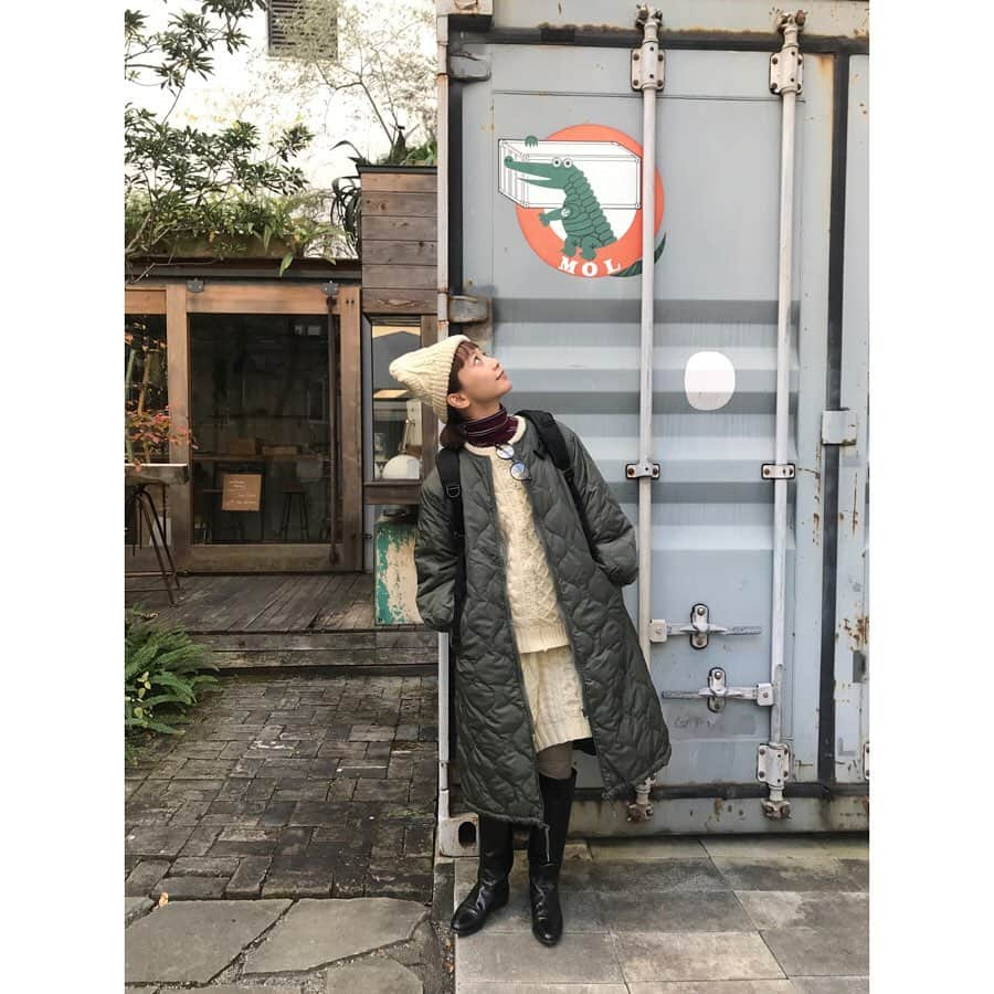 三戸なつめさんのインスタグラム写真 - (三戸なつめInstagram)「ワニかわええなぁ〜🐊 #なつめ服　 outer_ @e_hyphen_world_gallery  knit (セットアップ)_  #keisukekanda inner_ @ralphlauren  boots_ #patinasvintagecloset  tights_ #hoffmann  bag_ @gregoryjapan  ここはカフェの外観なのだけど、すごく可愛かった♡ またあっぷします＾＾ #mito_natsume」12月14日 14時16分 - mito_natsume