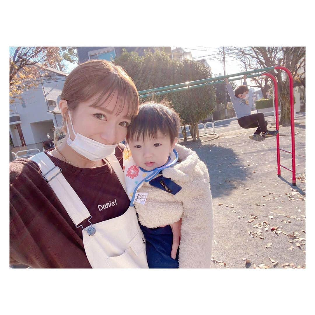 辻希美さんのインスタグラム写真 - (辻希美Instagram)「今日はお散歩がてら公園へ行きました🧸💕" #私と幸空　は #ベビーカー #昊空は自転車 #🚲💕 #今日は公園日和 #気持ちよかったです #🧸💕」12月14日 14時32分 - tsujinozomi_official