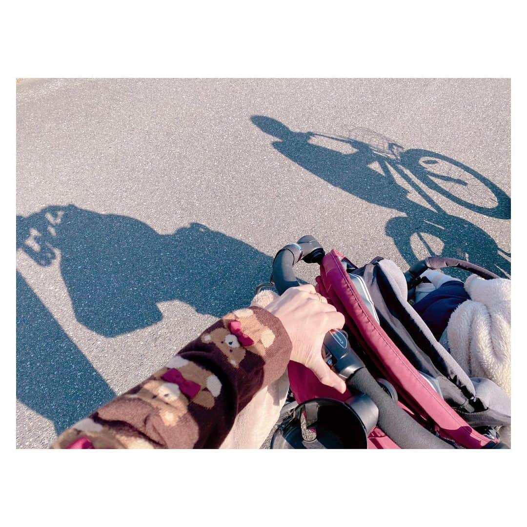 辻希美さんのインスタグラム写真 - (辻希美Instagram)「今日はお散歩がてら公園へ行きました🧸💕" #私と幸空　は #ベビーカー #昊空は自転車 #🚲💕 #今日は公園日和 #気持ちよかったです #🧸💕」12月14日 14時32分 - tsujinozomi_official