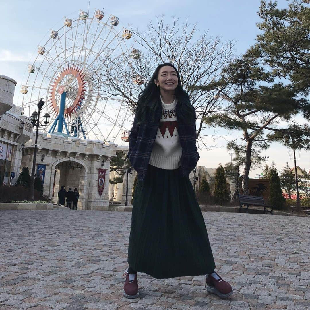 キム・ジャインさんのインスタグラム写真 - (キム・ジャインInstagram)「경주 day-2 🎡💙👫 - 여지껏 한번도 놀이공원 눈치게임에 성공한적이 없었던 놀이기구 킬러인 나는 늘 인기있는 놀이기구를 타려면 1,2시간 이상은 기다려야했고, 사람없는 놀이공원에서 젤 재밌는거 5번 연속으로 탔다는 이야기들은 모두 다른세상 얘기였는데, 나의 오랜 로망을 이룬날이었다. 🥺 파에톤,드라켄 끝나자마자 고삐풀린 망아지마냥 뛰어가서 타고 또타고 너어무 신났다 캬캬캬 🎡🎢 - 맛있는 커피와 샌드위치 너무나 친절하게 대접해주신 #스펑크커피 @normalayer 감사합니다 ☺️❤️☕️」12月14日 14時31分 - allezjain