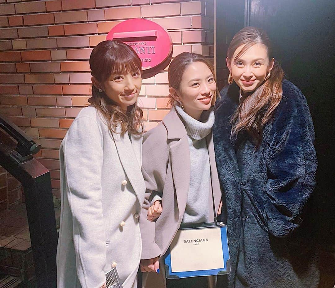 桜井裕美さんのインスタグラム写真 - (桜井裕美Instagram)「昨夜は久しぶりに大人ディナーでした！！ 最近は子供達を一緒に遊ばせる事が多く、中々大人だけの時間がなかったので、いっぱい話せて楽しい夜でした！！ 2人とも子供思いの素敵なママで色々と勉強になります^_^ 一緒に仕事をしていた頃が懐かしいなー💕 また、デザートを沢山食べてしまった夜でした💦  #マタニティ #マタニティライフ  #妊娠7ヶ月 #息子 #子育て #ママモデル #育児中ママ #子供のいる生活#kids #キッズ #子供 #ママライフ #ママ起業 #男の子ママ #3歳児 #ままコーデ  #まま #男の子育児 #mama #mamamodel」12月14日 14時42分 - yumisakurai24