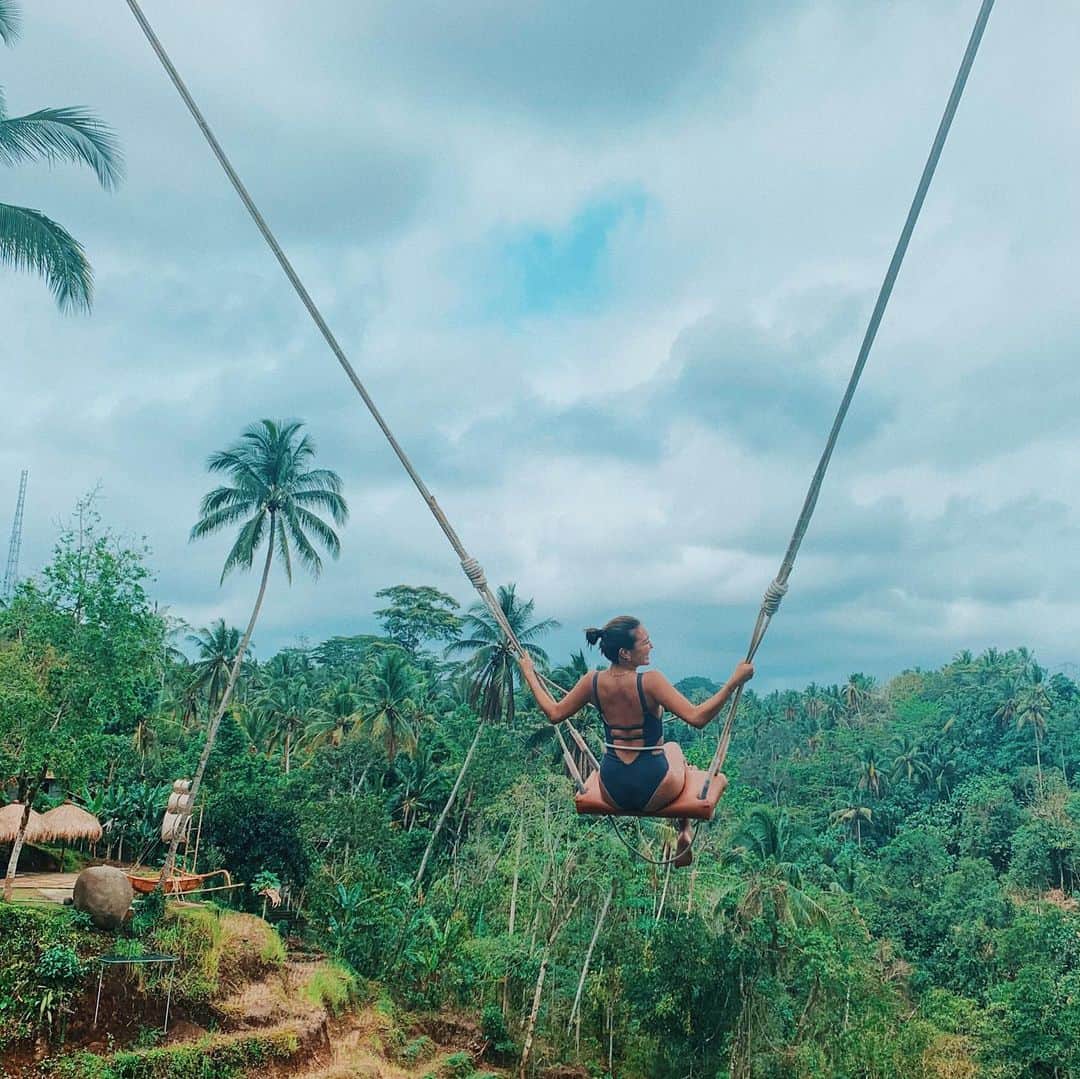小竹麻美のインスタグラム：「#Ubudswing 🌴🌴 噂の大迫力Swingにも行ってきたよ✌🏼 下見るとこわすぎた〜🔥足すくむ。 . @bali_gaido_sugi ちゃんありがとう〜😌 バリ旅ならスギちゃんへ✌🏼✨ . #ubud#bali#alexiastam#バリ女子旅」