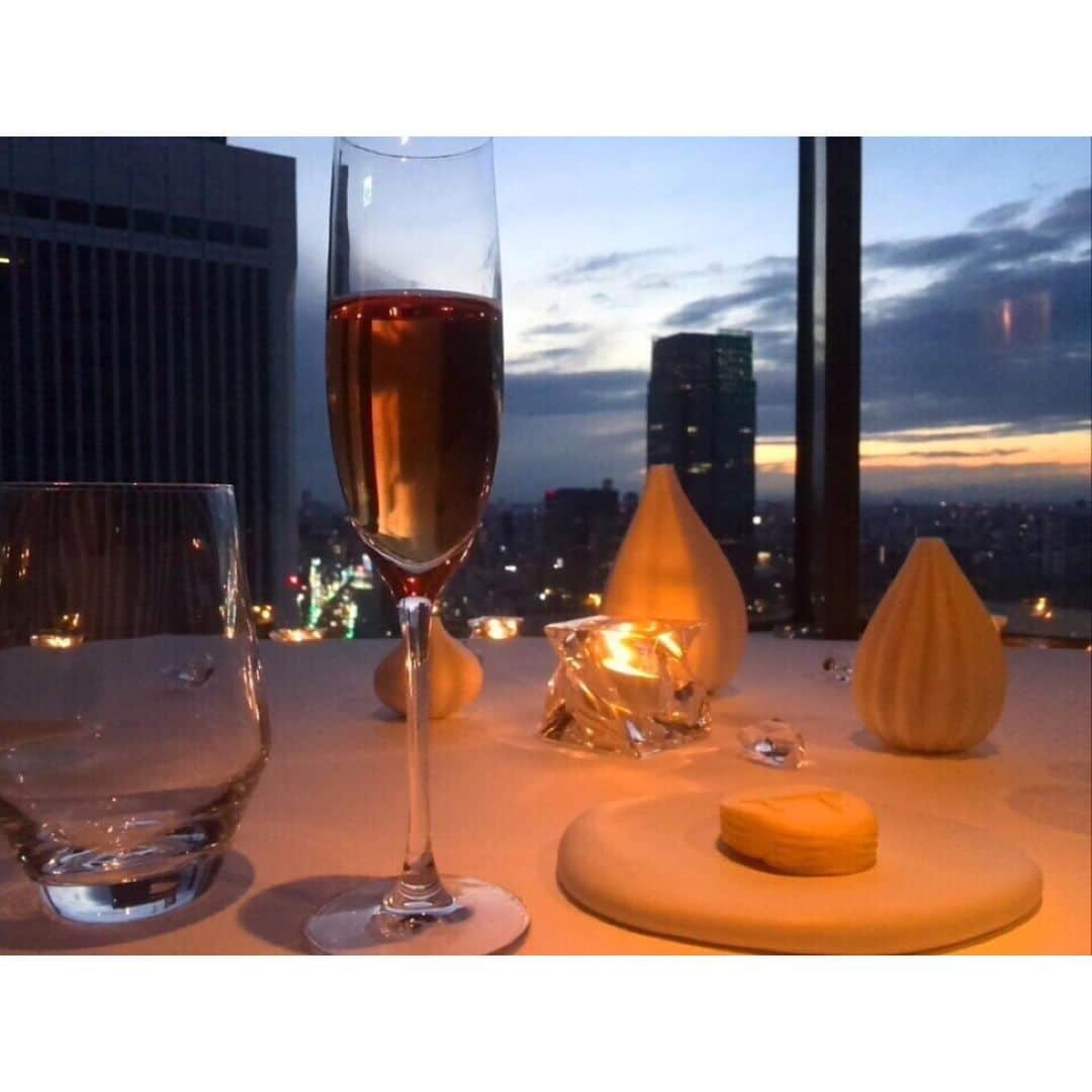 我妻三輪子さんのインスタグラム写真 - (我妻三輪子Instagram)「入籍した日に連れて行ってもらった  #ピエールガニェール 🥂 食後に出てきたプレートと薔薇の花束🌹🌹🌹」12月14日 14時51分 - wagamiwa