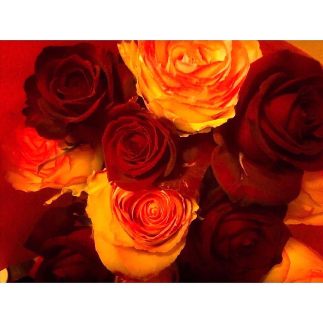 我妻三輪子さんのインスタグラム写真 - (我妻三輪子Instagram)「入籍した日に連れて行ってもらった  #ピエールガニェール 🥂 食後に出てきたプレートと薔薇の花束🌹🌹🌹」12月14日 14時51分 - wagamiwa