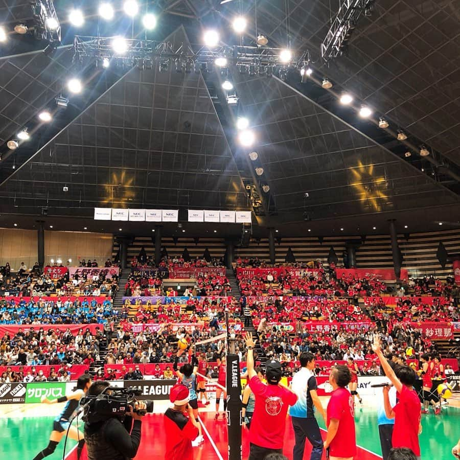 DEppaさんのインスタグラム写真 - (DEppaInstagram)「. . V.LEAGUE 女子 #VLEAGUE #NECレッドロケッツ vs #岡山シーガルズ 激戦でした！大興奮！手に汗握る試合でした！ . シクラメンは試合前のトークショー、 そして第2セットと第3セットの間に オフィシャルソング『V-栄光の歌-』を 歌唱しました！レッドロケッツのファンの方も シーガルズのファンの方も物凄く温かくて、 大きな拍手で出迎えてくれました！😭✨ みんな優しい😭 嬉しかったです！感動したなぁ〜 3000人の方が一緒に手拍子をしてくれて 手を振ってくれて 最高の時間になりました！ 本当にありがとうございました！！！ . V. LEAGUEの女子、めちゃくちゃ面白かったです！ 会場で観てほしい！是非 生で観戦してください！ 合言葉は#Vリーグはバレーだよ 🏐✨ 来週から#Vファイナルステージ が始まります！ 激闘必至です！みんなで盛り上げよーッ！🔥 . #シクラメン #シクラ族 #シクライブ #バレーボール #volleyball #🏐 #ムッチー鈴木 #大田区 #地元 #大田区総合体育館 #V栄光の歌 #来週のツアーでも歌うよ」12月14日 15時26分 - deppa_shikuramen