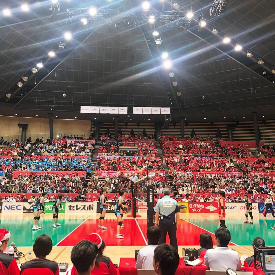 DEppaさんのインスタグラム写真 - (DEppaInstagram)「. . V.LEAGUE 女子 #VLEAGUE #NECレッドロケッツ vs #岡山シーガルズ 激戦でした！大興奮！手に汗握る試合でした！ . シクラメンは試合前のトークショー、 そして第2セットと第3セットの間に オフィシャルソング『V-栄光の歌-』を 歌唱しました！レッドロケッツのファンの方も シーガルズのファンの方も物凄く温かくて、 大きな拍手で出迎えてくれました！😭✨ みんな優しい😭 嬉しかったです！感動したなぁ〜 3000人の方が一緒に手拍子をしてくれて 手を振ってくれて 最高の時間になりました！ 本当にありがとうございました！！！ . V. LEAGUEの女子、めちゃくちゃ面白かったです！ 会場で観てほしい！是非 生で観戦してください！ 合言葉は#Vリーグはバレーだよ 🏐✨ 来週から#Vファイナルステージ が始まります！ 激闘必至です！みんなで盛り上げよーッ！🔥 . #シクラメン #シクラ族 #シクライブ #バレーボール #volleyball #🏐 #ムッチー鈴木 #大田区 #地元 #大田区総合体育館 #V栄光の歌 #来週のツアーでも歌うよ」12月14日 15時26分 - deppa_shikuramen