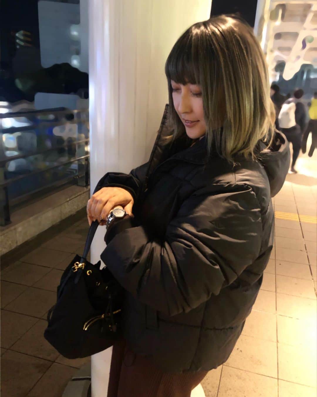 のインスタグラム：「. . . . 『今、何時ー❓』 . . 『えっとねー(*´ｪ｀*)✨』 . . . 日常に溶け込むから 毎日つけちゃう⌚✨✨ . . . . . 15%OFF..... クーポンコード：yuria8 . . . . http://www.danielwellington.com/jp . #ダニエルウェリントン #danielwellington #腕時計 #⌚ #時計 #watch #オシャレ #バングル #アクセサリー #accessory #キラキラ #クリスマス #手元 #手元倶楽部 #手元コーデ #☕ #休日  #のんびり #ゆったり #私時間 #綺麗は作れる #努力は必ず報われる . . . .」