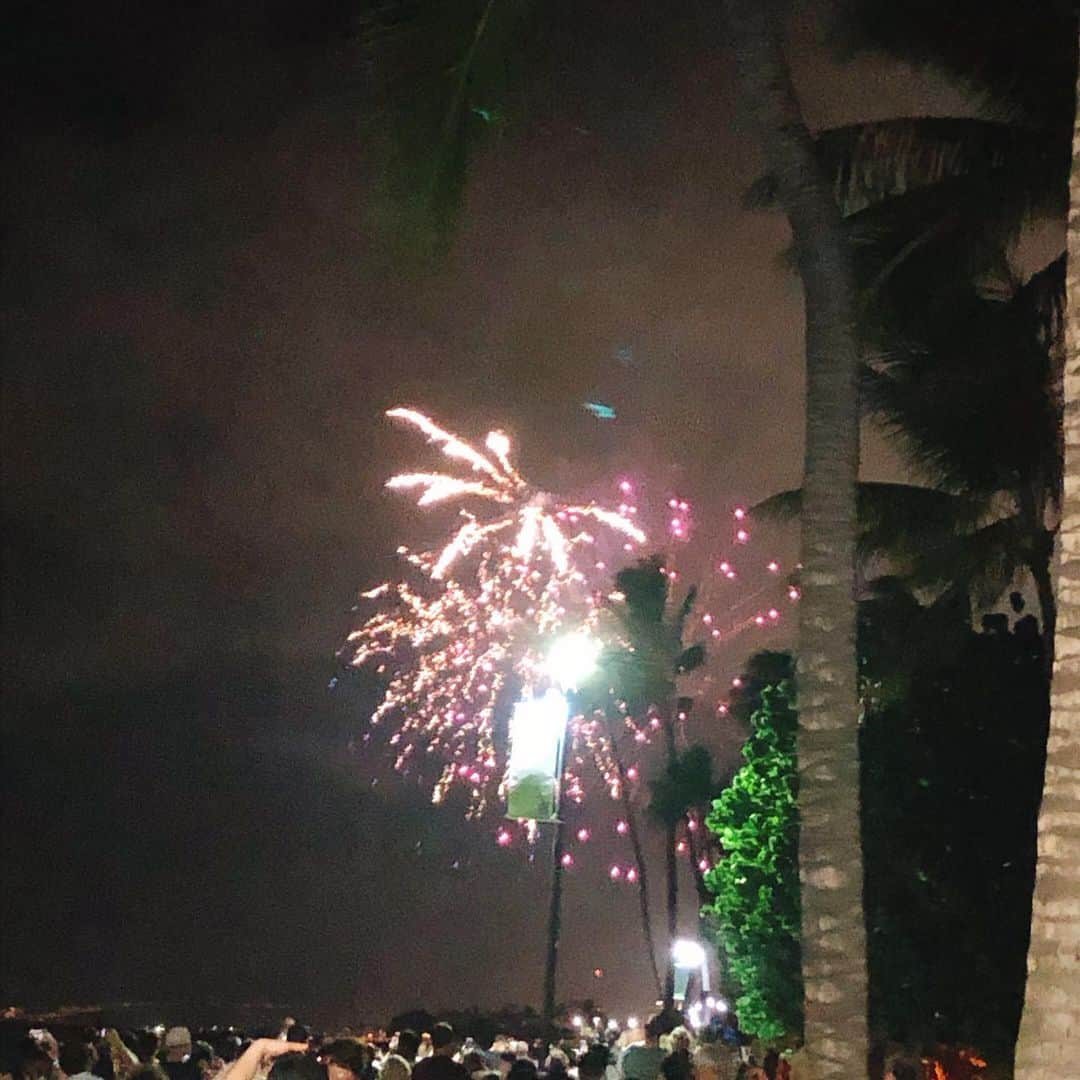 桜井俊貴のインスタグラム：「ハワイは金曜日に花火が上がるそうです🎇 花火を撮るタイミングが難しくて上手く撮れませんでした〜😅 #金曜日 #花火 #金花 #カメラ初心者」