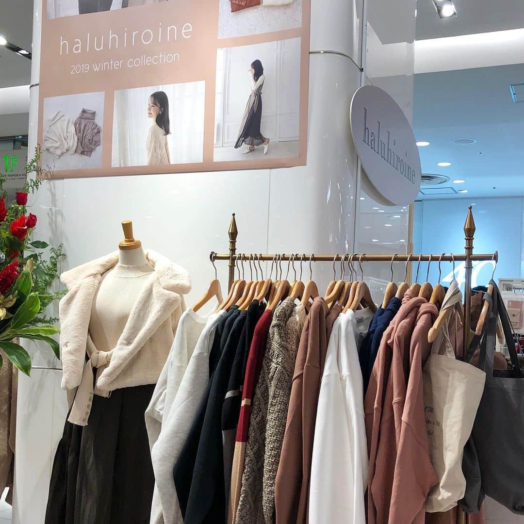 のインスタグラム：「【西館1Ｆ haluhiroine/ハルヒロイン】﻿ 💥期間限定 Open❗️💥﻿ ﻿ 元AKB48の人気メンバー・小嶋真子さんプロデュースのブランド『haluhiroine/ハルヒロイン』のPOP-UP SHOPが登場💕﻿ ﻿ ﻿ 【💥小嶋真子さん来店イベント💥】﻿ 12/14・15・18・19に小嶋真子さんが来店されます。12,000円（税抜）お買い上げ毎に、小嶋真子さんと写真が撮れる『写真券』を1枚配布いたします。﻿ ※チケットの枚数には限りがございます。﻿ ※無くなり次第終了となります。予めご了承下さい。﻿ ﻿ ●POP-UP開催期間:12/14（土）〜12/20（金）﻿ ﻿ ﻿ #haluhiroine#ハルヒロイン#ファッション#アパレル#レディース#冬物#可愛い#可憐#名古屋#栄#矢場町#名古屋パルコ#PARCO#nagoyaparco﻿」