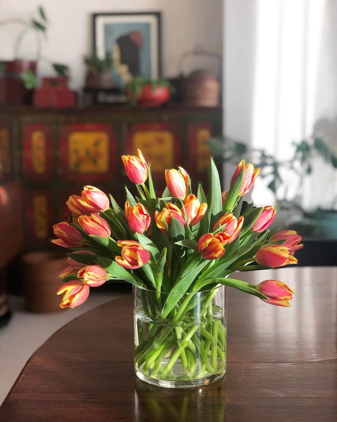 桐島かれんさんのインスタグラム写真 - (桐島かれんInstagram)「早くも花屋にチューリップが並んでいたので、さっそく生けてみました。 #チューリップ #tulips」12月14日 15時51分 - houseoflotuskaren