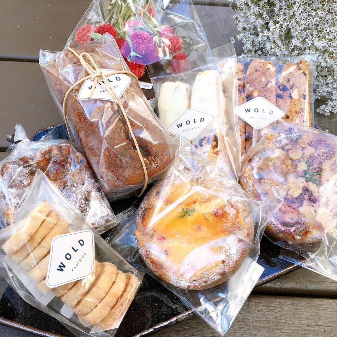 のインスタグラム：「【「手紙社クリスマスフェア」スパイスの香り立つお菓子が届きました！ 】 吉祥寺パルコで、12月13日（金）〜12月25（水）の期間中、開催中の「手紙社クリスマスフェア」。WOLD PASTRIESさんと、手紙舎の焼き菓子がテーブルいっぱいに届きました！　イチジクやクランベリーなどの甘酸っぱい果実とナッツ、そしてスパイスが効いた甘すぎないお菓子はホットワインとも相性抜群。冬ごもりのお共にぴったりの手紙舎のシュトーレンも、ぜひお見逃しなく！　＊necoya BAKESTANDさんのお菓子はご好評につき完売しました . 写真：WOLD PASTRIES／手紙舎 . ▶︎詳細は@tegamisha プロフィールのリンクより「NEWS & TOPICS」→【手紙社の世界 vol.5 「手紙社クリスマスフェア」at 吉祥寺パルコ 12/13〜12/25】へ . #手紙社#手紙舎#tegamisha#手紙舎雑貨店#吉祥寺パルコ#吉祥寺#パルコ#PARCO#雑貨店#クリスマス#クリスマスプレゼント#アクセサリー#器#吉祥寺#井の頭線#WOLDPASTRIES#手紙舎」
