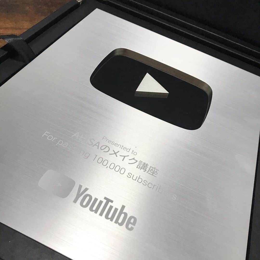 ALISAさんのインスタグラム写真 - (ALISAInstagram)「YouTube space TOKYOにて チャンネル登録者が10万人こえた YouTuberが集まる シルバーボタンパーティーに参加し 楽しい時間を過ごしました♪ 何度も言わせて頂きますが 視聴者の皆様のお陰です！ありがとうございます ｡ﾟ(ノ∀`*)ﾟ｡♡ この立派な銀の盾…どこに飾ろう…(●⁰౪⁰●)ﾆﾔﾘ #youtubespacetokyo #シルバーボタンパーティー #ドレスコードはシルバー #六本木ヒルズ#銀の盾 #youtuber #メイク講師youtuber #美容系youtuber  #beautychannel #alisaのメイク講座」12月14日 15時47分 - makeup.by.alisa