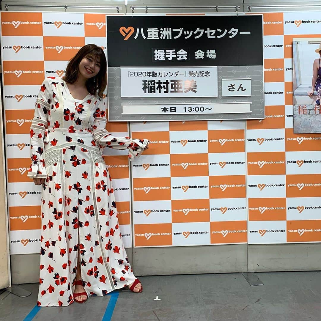 稲村亜美さんのインスタグラム写真 - (稲村亜美Instagram)「今日はカレンダー発売イベントに参加していただきありがとうございました😍🙏 初めましての方からいつもきてくれている方 遠方の方まで😭 本当に感謝です！！！！！ いつもイベントする前は誰がきてくれるのかとか不安でいっぱいですが、皆さんの顔がみれて良かったです❤️ 2020年も共に突っ走りましょう！！！！！ 衣装は  dress @kohslickcurro pierce @masaejewelry shoes @himiko_shoes でした🙏🙏🙏🙏」12月14日 15時55分 - inamura_ami