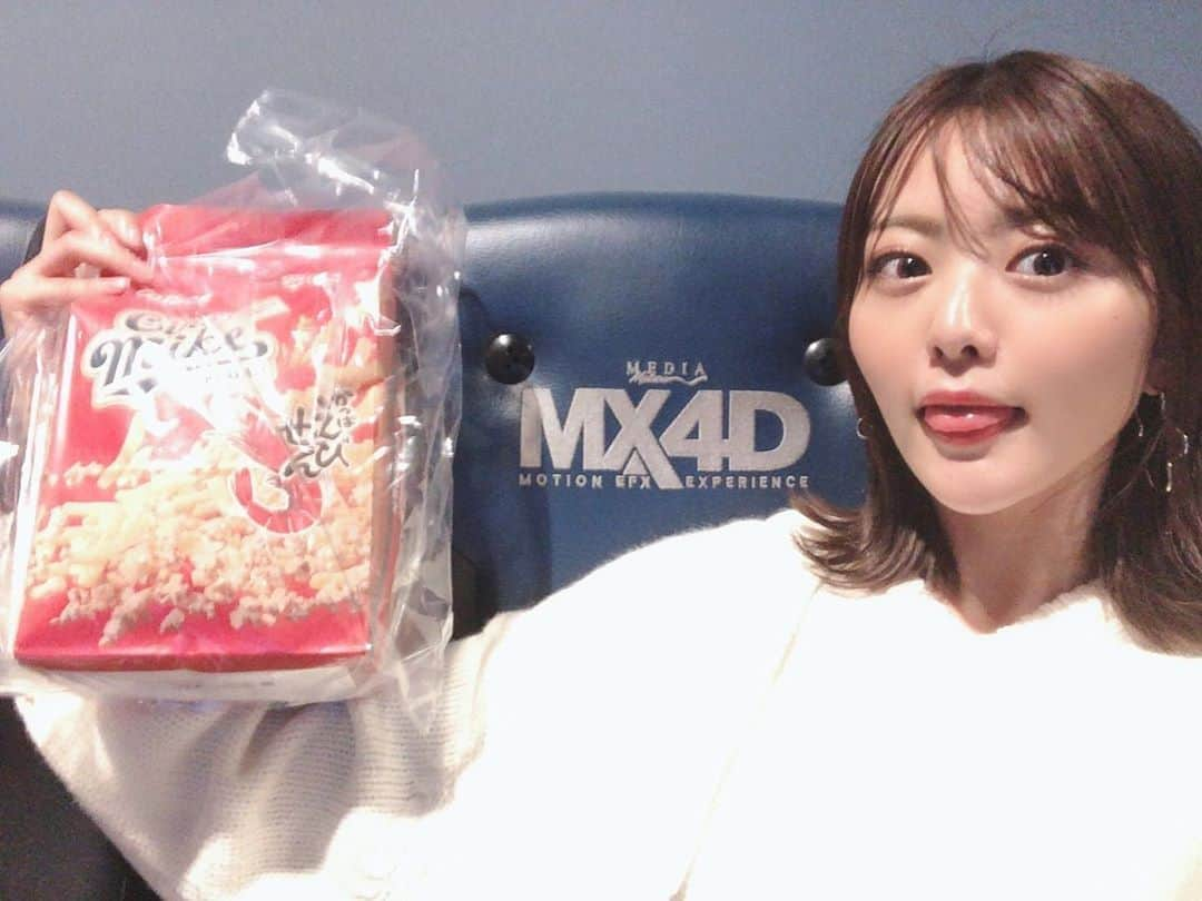 比良祐里さんのインスタグラム写真 - (比良祐里Instagram)「MX4D初体験😛💓 . 揺れたり風が来たり匂いがしたり。 より世界に入り込める感じがハマりそう🤤✨ . かっぱえびせんのポップコーンも美味しかった🍿 . . . #映画鑑賞 #TOHOシネマズ #MX4D #アナ雪2」12月14日 15時56分 - yuuri.hira