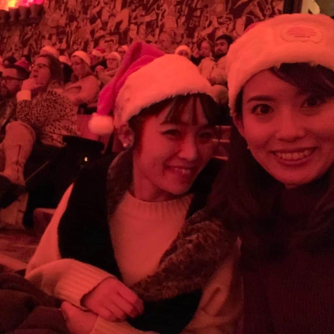 早川茉希さんのインスタグラム写真 - (早川茉希Instagram)「The best Christmas show ever!🎄 A santa hat made me feel more excited🤣 ROCKETTES at RADIO CITY Music Hall👯‍♀️ @therockettes ・  楽しみにしていたROCKETTESの公演🎄✨ サンタ帽を被って観るSanta hat dayがあると 教えてもらい、その日に合わせて行きました🎅  次々と流れるクリスマスソングに 正確無比のキレキレダンス👯‍♀️👯‍♀️👯‍♀️ 舞台はNYで、演出が面白い💓 あぁ、NYのクリスマスだーーーと感じた夜🥺🎄 ・ #夕飯はつるとんたんで日本を感じた #nyc #ny #radiocityro kettes #rockettes #christmasshow #dance #lovedancing #santahat #ニューヨーク #ニューヨーク生活 #ニューヨーク旅行 #アメリカ暮らし #ホリデーシーズン #クリスマス #クリスマスショー #サンタ帽もらった #すぐ被る #🎅 #🎄」12月14日 15時57分 - maki_hayakawa
