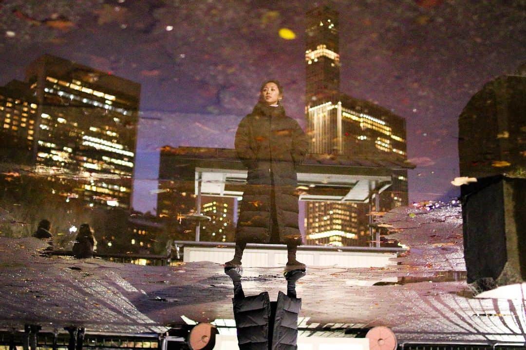 澤山璃奈さんのインスタグラム写真 - (澤山璃奈Instagram)「#sawarina_ny 🌂 Photo by @k1989m ————☔︎———— #Puddle 🌃 I love "Magic hour"✨ Mystical&beautiful🌙  #みずたまり に映った写真がこんなに綺麗なんて知らなかった💕 大好きなマジックアワーの美しいグラデーションの空が幻想的💫 #プチNY生活 #セントラルパーク #ニューヨーク　#NY #centralpark #nylife #newyork #nyphoto #puddlegram #magichour #マジックアワー #水溜り　#NY生活」12月14日 16時09分 - rinasawayama