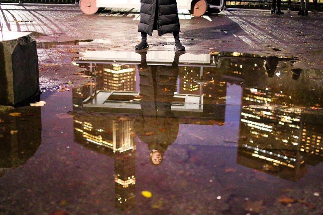 澤山璃奈さんのインスタグラム写真 - (澤山璃奈Instagram)「#sawarina_ny 🌂 Photo by @k1989m ————☔︎———— #Puddle 🌃 I love "Magic hour"✨ Mystical&beautiful🌙  #みずたまり に映った写真がこんなに綺麗なんて知らなかった💕 大好きなマジックアワーの美しいグラデーションの空が幻想的💫 #プチNY生活 #セントラルパーク #ニューヨーク　#NY #centralpark #nylife #newyork #nyphoto #puddlegram #magichour #マジックアワー #水溜り　#NY生活」12月14日 16時09分 - rinasawayama