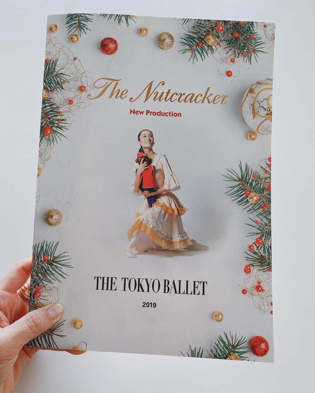 翁安芸さんのインスタグラム写真 - (翁安芸Instagram)「The Nutcracker #THETOKYOBALLET 🎄💫 昨日は由美子姉と東京バレエ団の新生くるみ割り人形を観劇してきました✨ 夢のようなひととき...ロシアの工房で作られた衣装や装置もとても華やかで素敵な世界観でした🌟 そしてバレエダンサーの皆さんの素晴らしい踊りと表現力に終始うっとり☺️💓 #くるみ割り人形 #thenutcracker #東京バレエ団」12月14日 16時03分 - akinyc