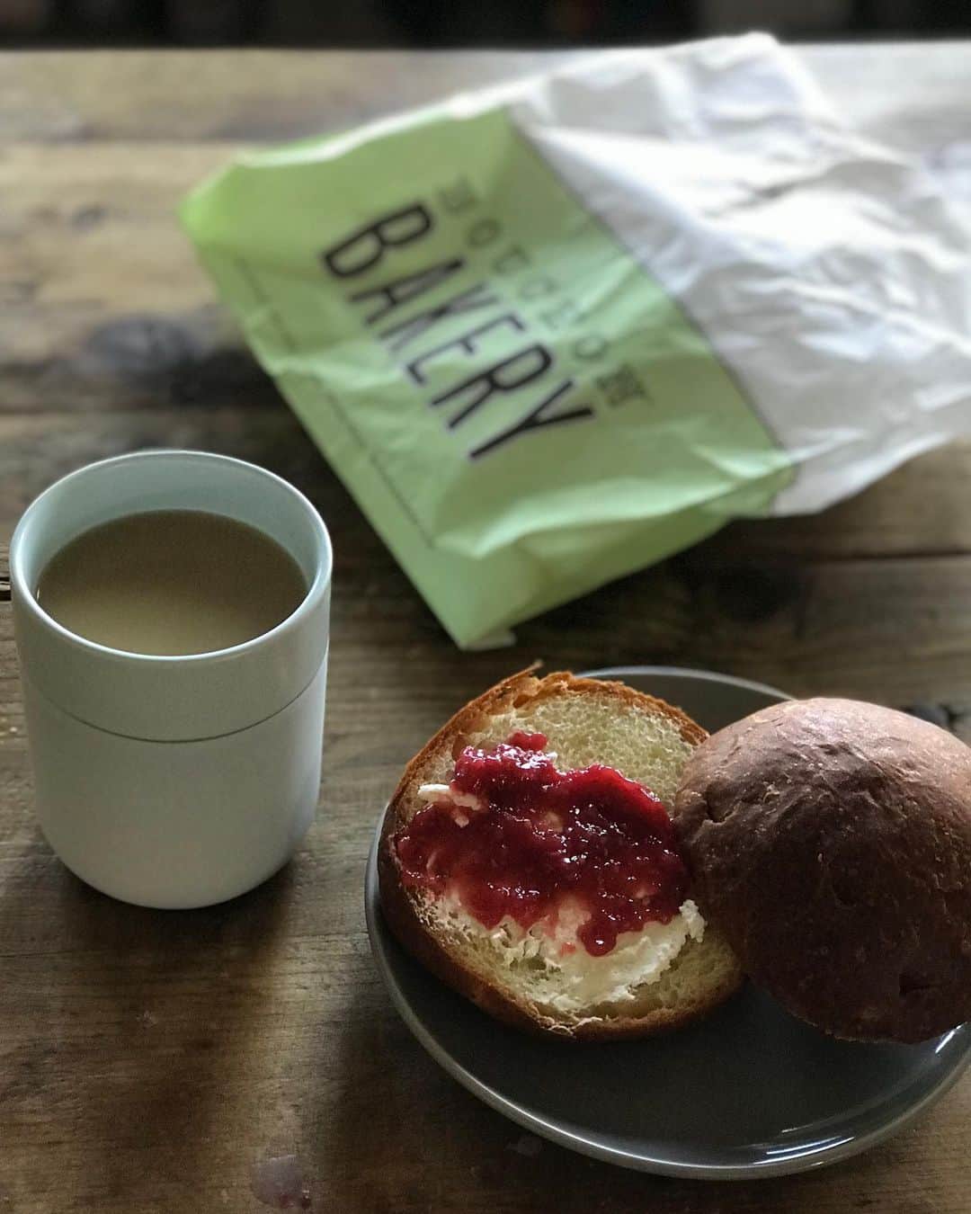 福田淳子さんのインスタグラム写真 - (福田淳子Instagram)「日々のごはん。 Bouchon bakeryのブリオッシュにマスカルポーネに、パリセヴェイユのコンフィチュール（冷蔵庫に入ってた！）パンにはバターよりマスカルポーネチーズ塗るのが好き。  同じくBouchonのパンオレにバターとラズベリージャム。乳製品と酸味ってどうしてこんなにおいしいの。  Berkeley Boulのグラノーラ。サックサックで軽いの。グルテンフリー、デイリーフリー。甘さひかえめなのもよい。この食感がとてもいい感じ。こっちのベリー系は酸味があって、朝ごはんにぴったりな感じ。  ボスク梨の赤ワインコンポート。中にマスカルポーネが入っててとてもおいしい。  ある日の夜ごはん。ターキーのひき肉のつくねに、青菜の炒め物、りんごときゅうりの酢の物、大根と昆布の煮物。スパークリングにラズベリー。  #2019jautumntrip  #日々ごはん」12月15日 1時30分 - junjunfukuda