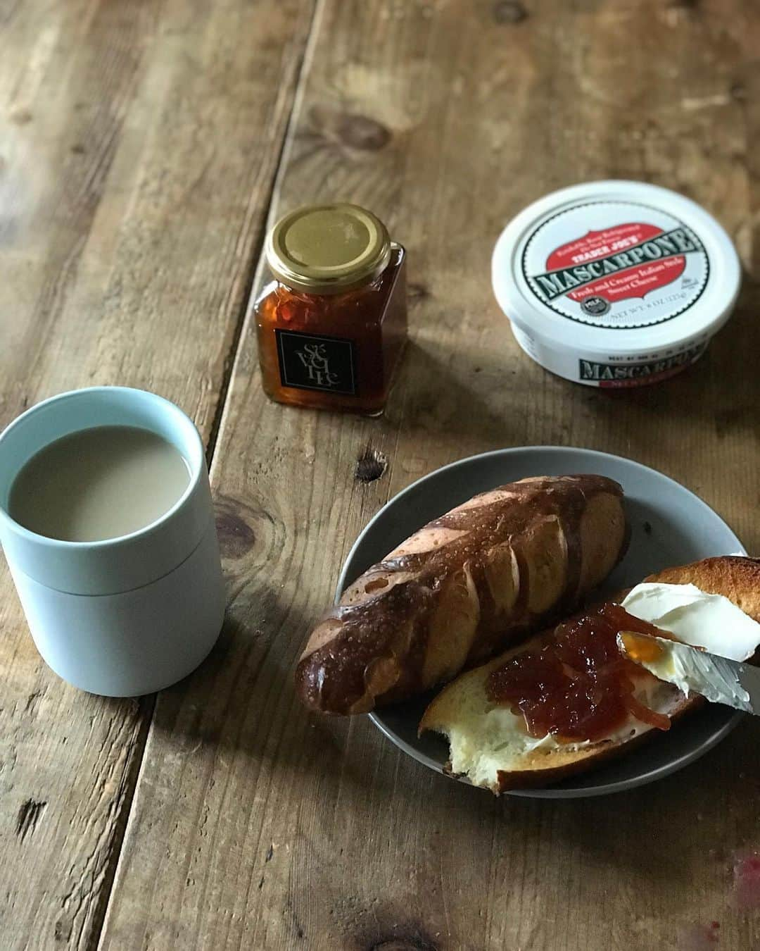 福田淳子さんのインスタグラム写真 - (福田淳子Instagram)「日々のごはん。 Bouchon bakeryのブリオッシュにマスカルポーネに、パリセヴェイユのコンフィチュール（冷蔵庫に入ってた！）パンにはバターよりマスカルポーネチーズ塗るのが好き。  同じくBouchonのパンオレにバターとラズベリージャム。乳製品と酸味ってどうしてこんなにおいしいの。  Berkeley Boulのグラノーラ。サックサックで軽いの。グルテンフリー、デイリーフリー。甘さひかえめなのもよい。この食感がとてもいい感じ。こっちのベリー系は酸味があって、朝ごはんにぴったりな感じ。  ボスク梨の赤ワインコンポート。中にマスカルポーネが入っててとてもおいしい。  ある日の夜ごはん。ターキーのひき肉のつくねに、青菜の炒め物、りんごときゅうりの酢の物、大根と昆布の煮物。スパークリングにラズベリー。  #2019jautumntrip  #日々ごはん」12月15日 1時30分 - junjunfukuda