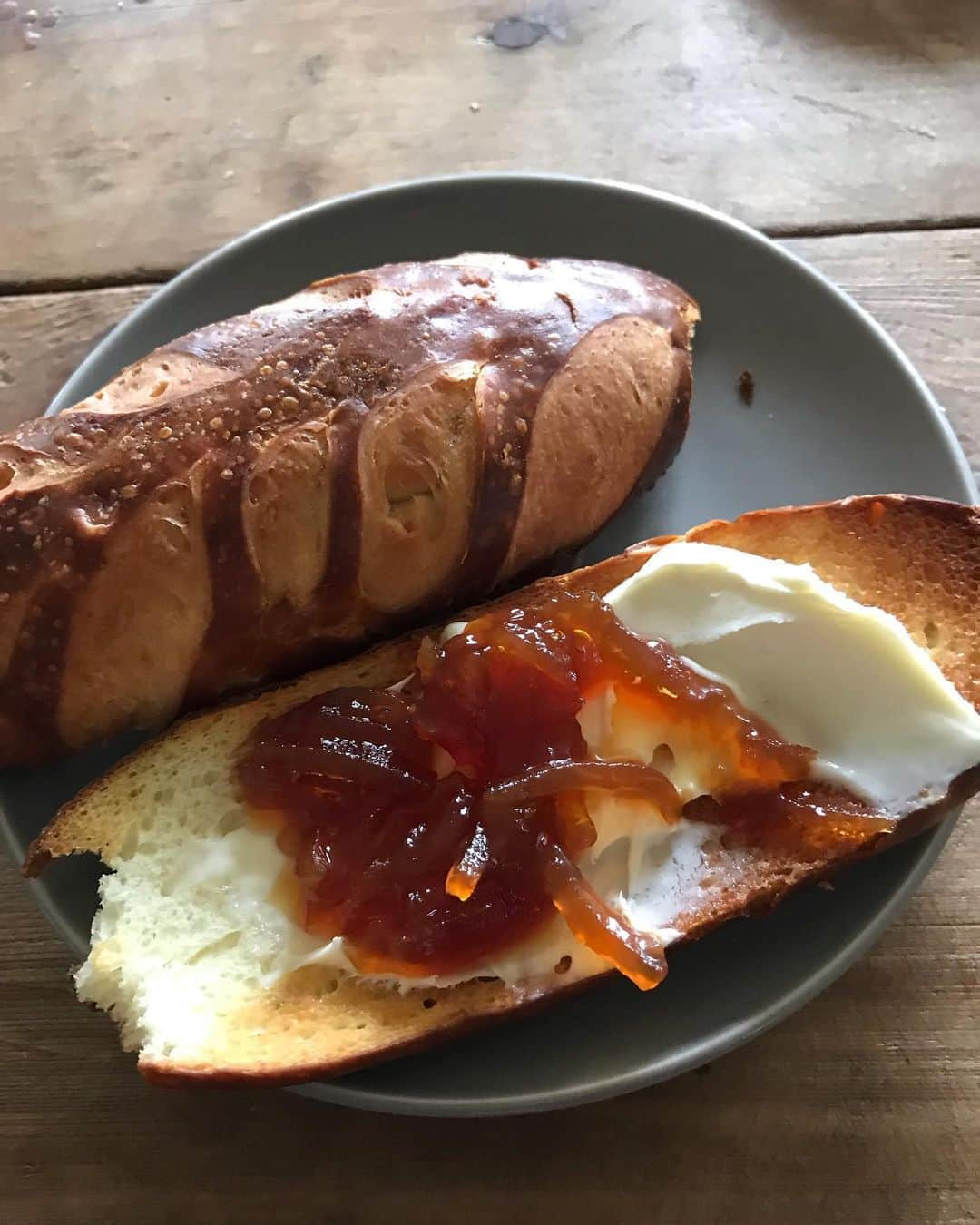 福田淳子さんのインスタグラム写真 - (福田淳子Instagram)「日々のごはん。 Bouchon bakeryのブリオッシュにマスカルポーネに、パリセヴェイユのコンフィチュール（冷蔵庫に入ってた！）パンにはバターよりマスカルポーネチーズ塗るのが好き。  同じくBouchonのパンオレにバターとラズベリージャム。乳製品と酸味ってどうしてこんなにおいしいの。  Berkeley Boulのグラノーラ。サックサックで軽いの。グルテンフリー、デイリーフリー。甘さひかえめなのもよい。この食感がとてもいい感じ。こっちのベリー系は酸味があって、朝ごはんにぴったりな感じ。  ボスク梨の赤ワインコンポート。中にマスカルポーネが入っててとてもおいしい。  ある日の夜ごはん。ターキーのひき肉のつくねに、青菜の炒め物、りんごときゅうりの酢の物、大根と昆布の煮物。スパークリングにラズベリー。  #2019jautumntrip  #日々ごはん」12月15日 1時30分 - junjunfukuda