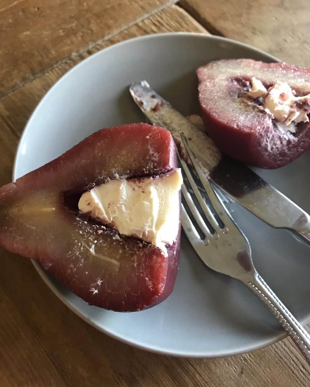 福田淳子さんのインスタグラム写真 - (福田淳子Instagram)「日々のごはん。 Bouchon bakeryのブリオッシュにマスカルポーネに、パリセヴェイユのコンフィチュール（冷蔵庫に入ってた！）パンにはバターよりマスカルポーネチーズ塗るのが好き。  同じくBouchonのパンオレにバターとラズベリージャム。乳製品と酸味ってどうしてこんなにおいしいの。  Berkeley Boulのグラノーラ。サックサックで軽いの。グルテンフリー、デイリーフリー。甘さひかえめなのもよい。この食感がとてもいい感じ。こっちのベリー系は酸味があって、朝ごはんにぴったりな感じ。  ボスク梨の赤ワインコンポート。中にマスカルポーネが入っててとてもおいしい。  ある日の夜ごはん。ターキーのひき肉のつくねに、青菜の炒め物、りんごときゅうりの酢の物、大根と昆布の煮物。スパークリングにラズベリー。  #2019jautumntrip  #日々ごはん」12月15日 1時30分 - junjunfukuda