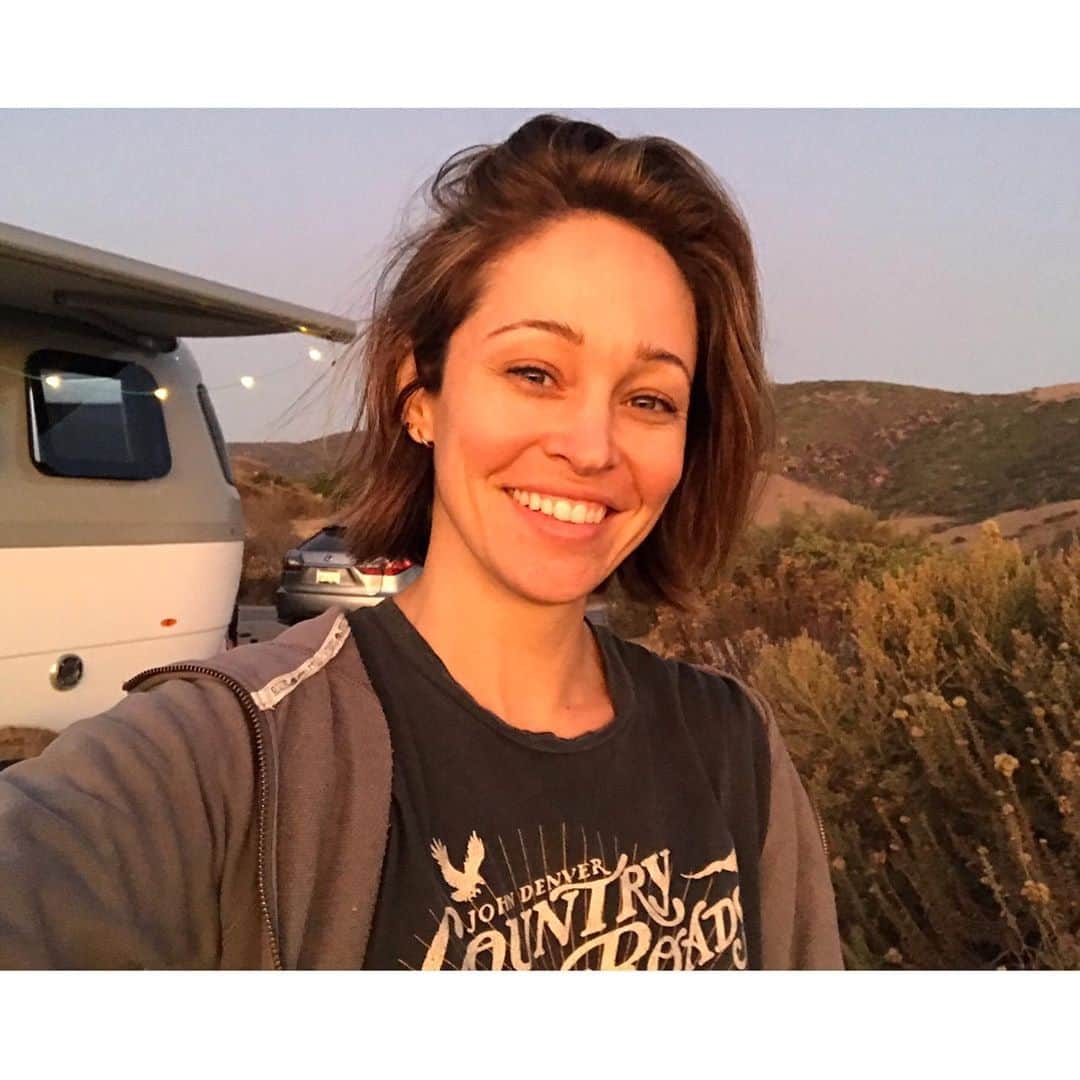 オータム・リーザーのインスタグラム：「No: makeup, filter, bad vibes Yes: golden lighting from the setting sun + delighting in all the beauty on our planet ✨」