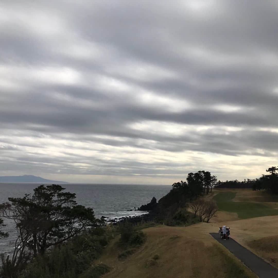 大河内美紗さんのインスタグラム写真 - (大河内美紗Instagram)「初川奈⛳️世界トップ100に選ばれている、一度はラウンドしてみたいゴルフ場⛳️マリリンモンローも新婚旅行で来た伝統と歴史の川奈ホテル🏨 #ゴルファナ　#ladiesgolf #golfhotties #golfbabes #golflife #golfstagram #japanesegirl #model #lovegolf #girlswhogolf #cute #golfer #ゴルフ #ゴルフ大好き #golfholic #高尔夫球 #골프 #ゴルフコーデ  #golf #instagolf #ゴルフ女子 #golfer #golfgirl」12月15日 1時40分 - misa_okochi