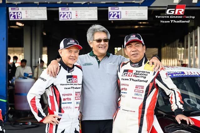 Toyota team thailandさんのインスタグラム写真 - (Toyota team thailandInstagram)「ขอแสดงความยินดีกับ Champion 🏆 Rookie Racing Team โดย Mr.Akio Toyoda และ Mr.Daisuke Toyoda กับรถ TOYOTA 86 หมายเลข #208 ในการแข่งขัน 10 ชม. เต็ม จบการแข่งขันด้วย 288 รอบสนาม หรือกว่า 1,300 กม.  โดยได้ขับเคี่ยวกันอย่างเต็มที่กับ TOYOTA Gazoo Racing Team Thailand ตามมาที่อันดับ 2 และอันดับ 4 ในรุ่น D2 กับรถ TOYOTA C-HR หมายเลข #219 ที่ 280 รอบ และหมายเลข #220 ที่ 273 รอบ ขอขอบคุณทุกกำลังใจ และขอขอบคุณทีมงานทุกคนที่ร่วมมือร่วมใจ ร่วมกันผ่านพ้นอุปสรรค์ต่างๆ ไปอย่างเต็มที่ และทำผลงานเป็นที่น่าพอใจส่งท้ายฤดูกาล  และขอขอบคุณ 3 มงกุฎ เรซซิ่ง โปรเจ็ค สำหรับการจัดการแข่งขันที่ยิ่งใหญ่เพื่อร่วมกันพัฒนาวงการมอเตอร์สปอร์ตไทยต่อไป #อยากเห็นคนไทยหัวใจมอเตอร์สปอร์ต #TeamWork #TOYOTAteamThailand #CheerThai #ThaiPride #ไม่เชียร์ไทยแล้วจะเชียร์ใคร #แข่งรถ #นักแข่ง #ทีมคนไทย #Car #RaceCar #LexusRCF #TOYOTA86 #SuperCar #CHR」12月15日 1時43分 - toyotagazooracingteamthailand