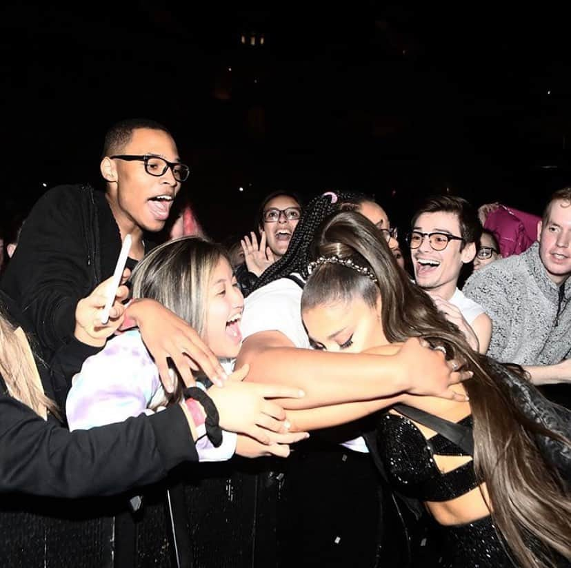 アリアナ・グランデさんのインスタグラム写真 - (アリアナ・グランデInstagram)「thank u @tmobile for bringing my babes closer to me than ever this tour 🖤 #arianawithus @sweetener」12月15日 2時00分 - arianagrande