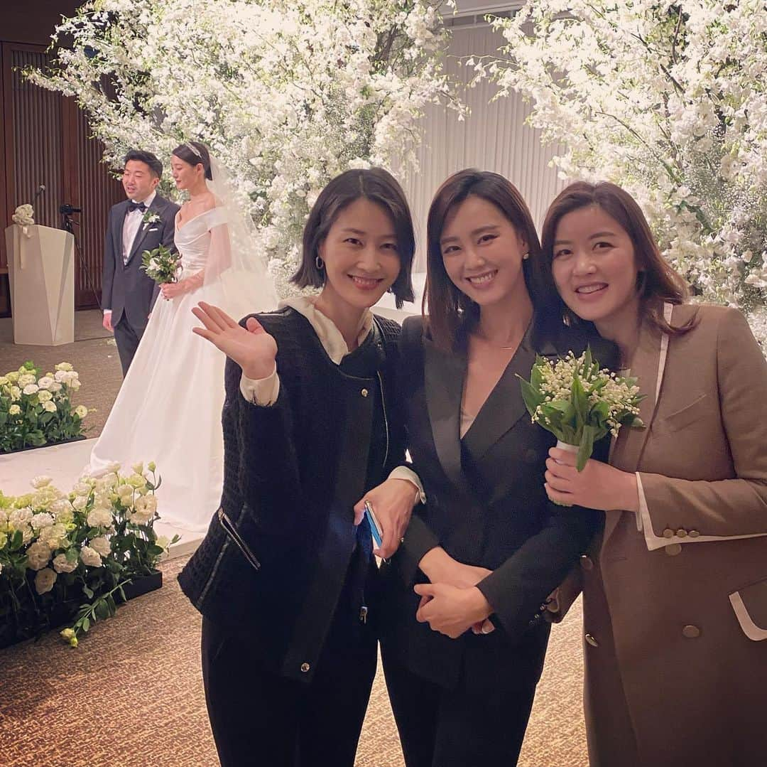 イ・ヒョニさんのインスタグラム写真 - (イ・ヒョニInstagram)「👰💜🤵 The most beautiful bride& groom I’ve ever seen!  함께 한 모두가 진심으로 하나되어 축복한 결혼💕 축하해 수현아 #사랑해 #loveyou🖤」12月15日 2時01分 - lee.hyunyi