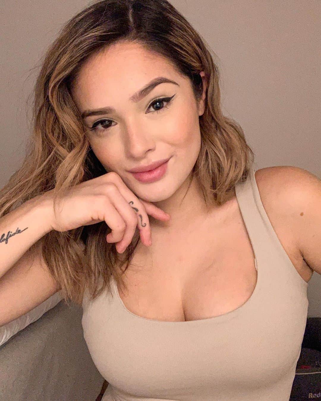 チャチー・ゴンザレスのインスタグラム：「Apart from being able to do a decent winged liner...I can honestly say I now officially slay a diaper change 👶🏼 Huggies come at me!」