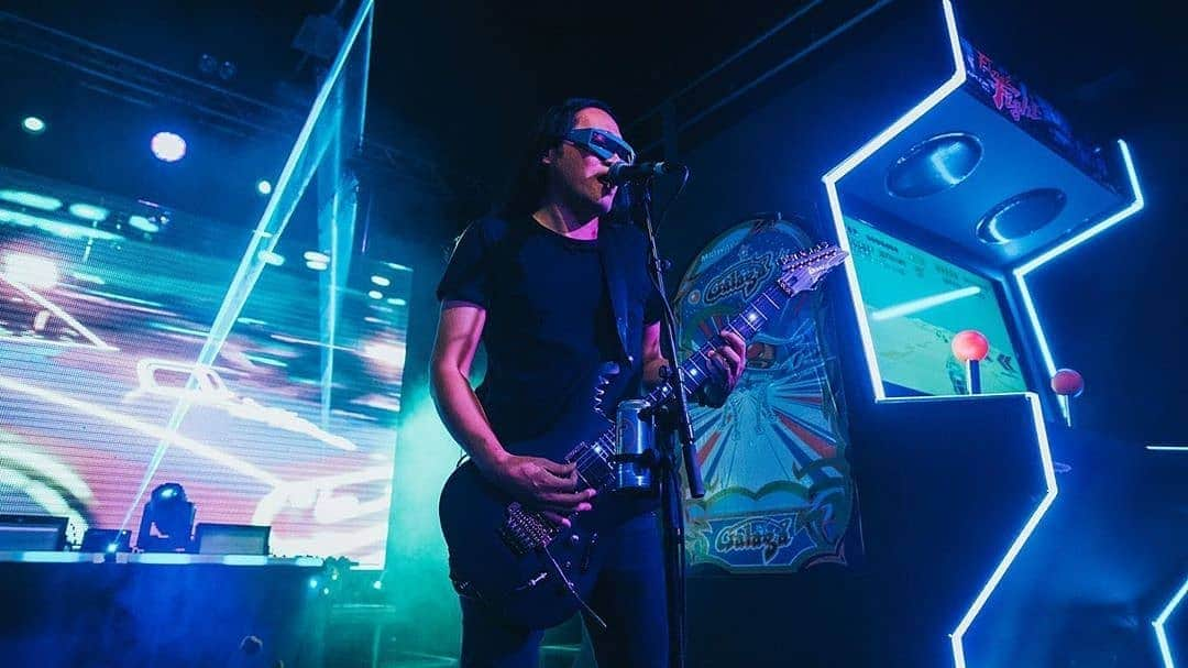 DragonForceさんのインスタグラム写真 - (DragonForceInstagram)「Happy Saturday everyone! Who thinks Herman looks reasonably cool here? Who likes our stage show? What are you up to this weekend? Whats your favourite album of ours?  Do you like being asked generic questions by bands you like?! #dragonforce #slownewsday  p.s thanks to @lewispalmerphoto for the pic!」12月15日 2時18分 - dragonforcehq