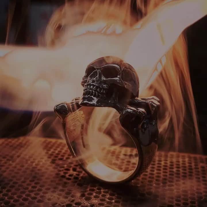 のインスタグラム：「Crazy Pig Designs 🤘💀🤘 #skulls #rings #jewellery #studio #workshop #coventgarden #londoncraft #heavymetal #solidsilver #solidgold #gold #gemstones #crystals #fire #gothic #gothicjewellery」