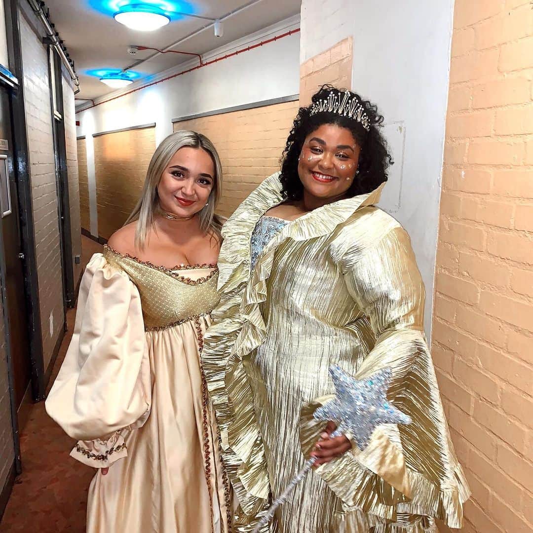 ローレン・プラットのインスタグラム：「Officially off to live in Pantoland again so if anyone needs me, you probably won’t be able to get hold of me until January 13th!🤪 1 show down, 53 to go...🥰. . . . . #panto #pantomime #kennethmore #sleepingbeauty #princess」