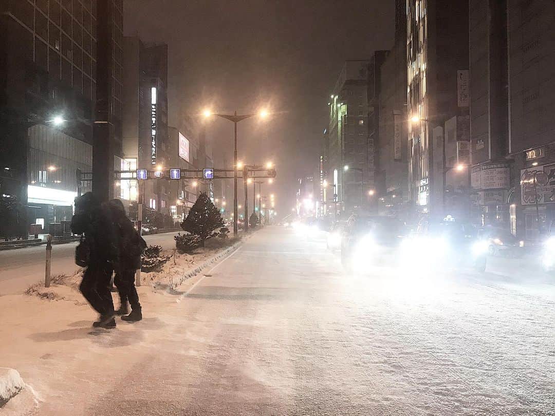 のインスタグラム：「事実上のツアー最終日は今日の札幌☃️ 明日東京に戻り、明けて16日は追加公演Zepp tokyoです。  このツアーで得たものは大きい。  最高のチームに携われて幸せです。  #北海道 #札幌 #雪景色 #すすきの」