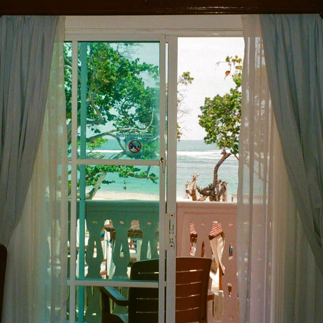 ダイアナ・ヴェラスさんのインスタグラム写真 - (ダイアナ・ヴェラスInstagram)「Mi isla bonita 🤍 missing home today a little bit extra, some film from my last trip 🏝🇩🇴」12月15日 2時39分 - mynamesdiana