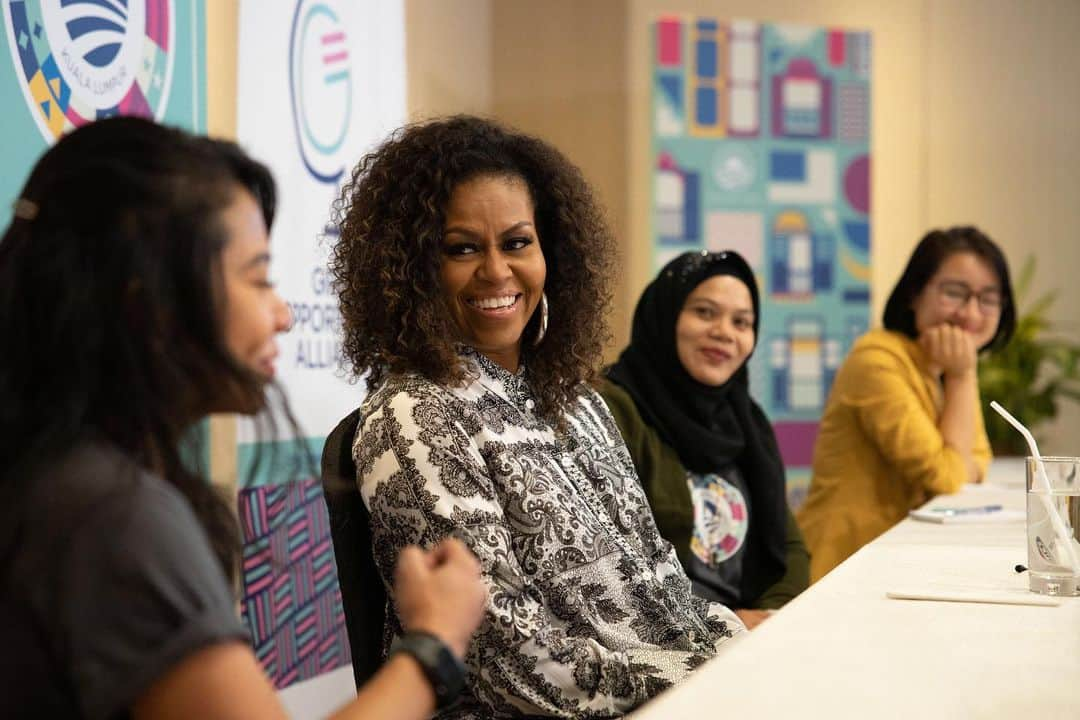 ミシェル・オバマさんのインスタグラム写真 - (ミシェル・オバマInstagram)「This week I sat down with @LanaCondor and some #ObamaLeaders for a conversation about the transformative power of girls’ education. No one knows this issue better than these leaders, who work in countries like Cambodia, Indonesia, and Laos to remove the barriers that prevent girls from pursuing their dreams. It was wonderful to hear them share their insights and advice with one another, and I can’t wait to see the good that continues to come from their work in the years ahead. @GirlsOpportunityAlliance」12月15日 2時40分 - michelleobama