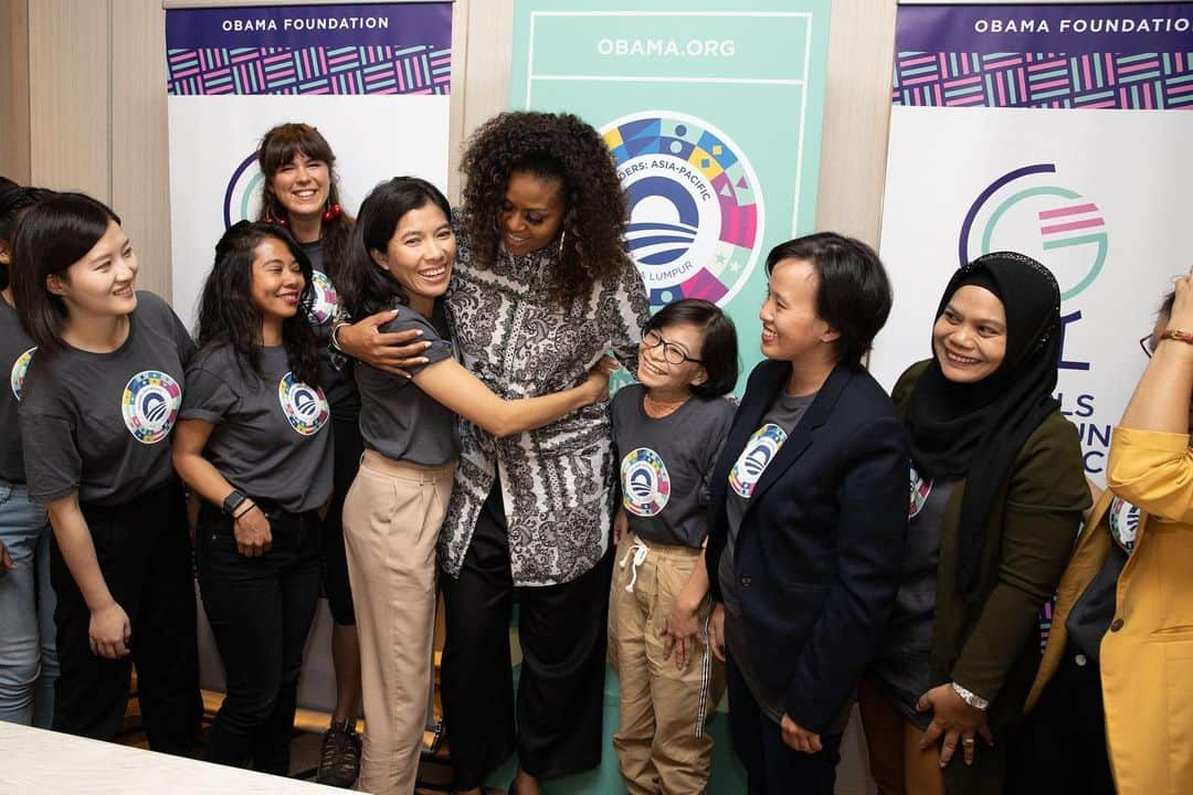 ミシェル・オバマさんのインスタグラム写真 - (ミシェル・オバマInstagram)「This week I sat down with @LanaCondor and some #ObamaLeaders for a conversation about the transformative power of girls’ education. No one knows this issue better than these leaders, who work in countries like Cambodia, Indonesia, and Laos to remove the barriers that prevent girls from pursuing their dreams. It was wonderful to hear them share their insights and advice with one another, and I can’t wait to see the good that continues to come from their work in the years ahead. @GirlsOpportunityAlliance」12月15日 2時40分 - michelleobama