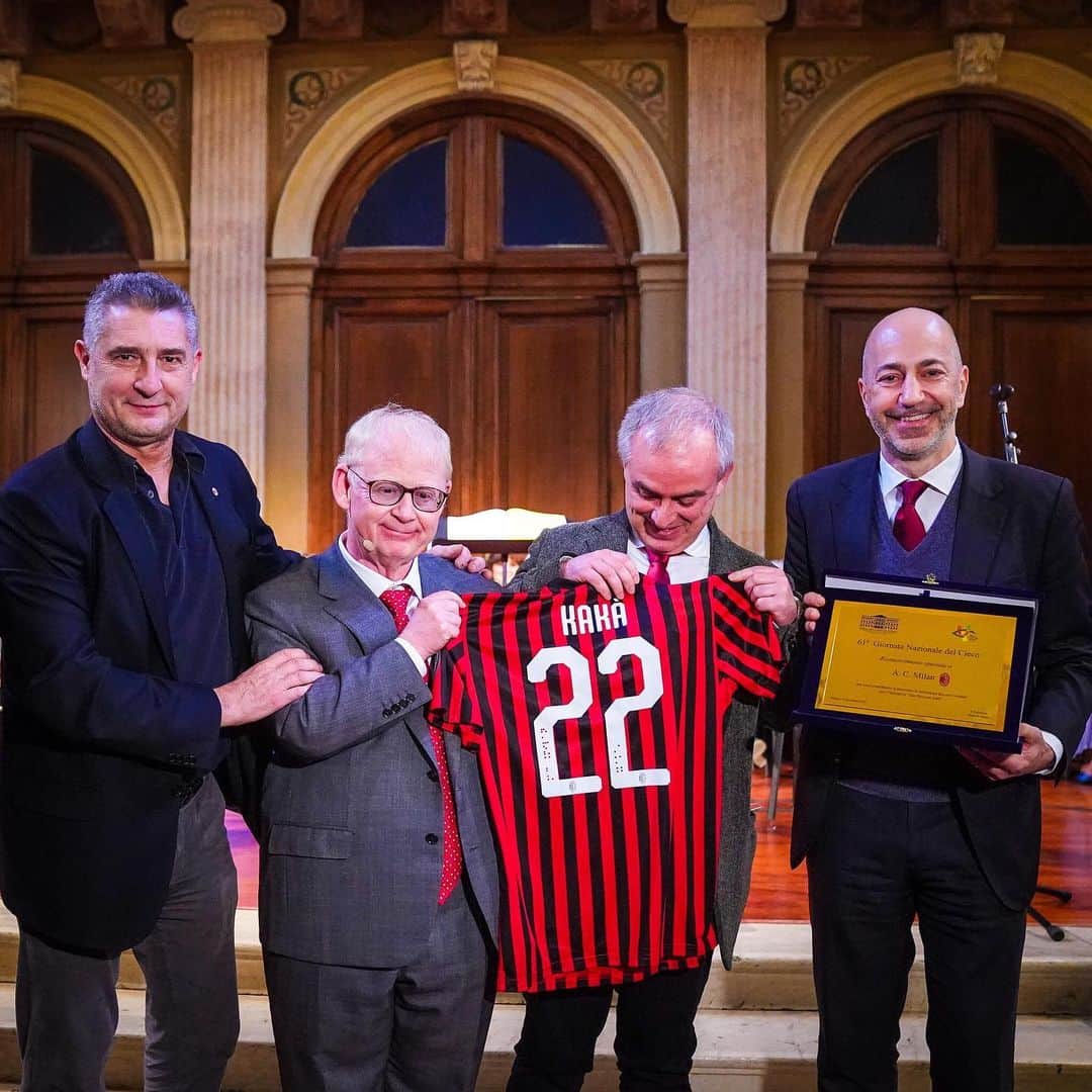 ACミランさんのインスタグラム写真 - (ACミランInstagram)「A special visit to the Institute for the Blind and Visually Impaired of Milan by our CEO Ivan Gazidis and @danielemassaro_real who were honoured with an award this afternoon for making San Siro a stadium without barriers, accessible to everyone」12月15日 2時44分 - acmilan