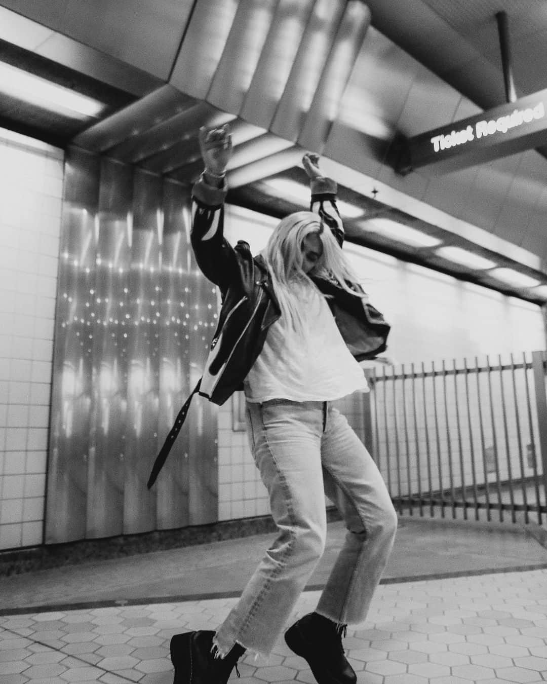 のインスタグラム：「Who’s streaming RUNAWAY?!?!!! 💙 it’s one of my favorite songs off of this project and I hope you are listening to it LOUDLY」
