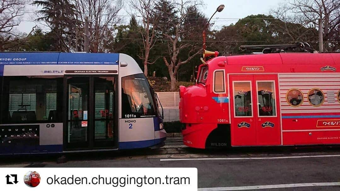 岡山放送さんのインスタグラム写真 - (岡山放送Instagram)「#Repost @okaden.chuggington.tram (@get_repost) ・・・ ‪✊✌️🖐 こんにちは、またまたあすかおねえさんです☆‬ ‪お仕事終わりのウィルソンがMOMO先輩とお話中…🗣‬ ‪「夕焼けキレイだね」ってお話かなぁ?🤔‬ ‪みんなは何のお話をしていると思う❓‬ 🤔🤭😲 ‪#おかでんチャギントン ‬ ‪#ウィルソンとMOMO ‬ #チャギントン電車  #チャギントン #路面電車  #路面電車好き  #momo  #wilson  GO！GO！チャギントンは毎週日曜あさ6時15分～好評放送中！  #8ch#OHK#岡山放送」12月14日 18時02分 - ohk_official