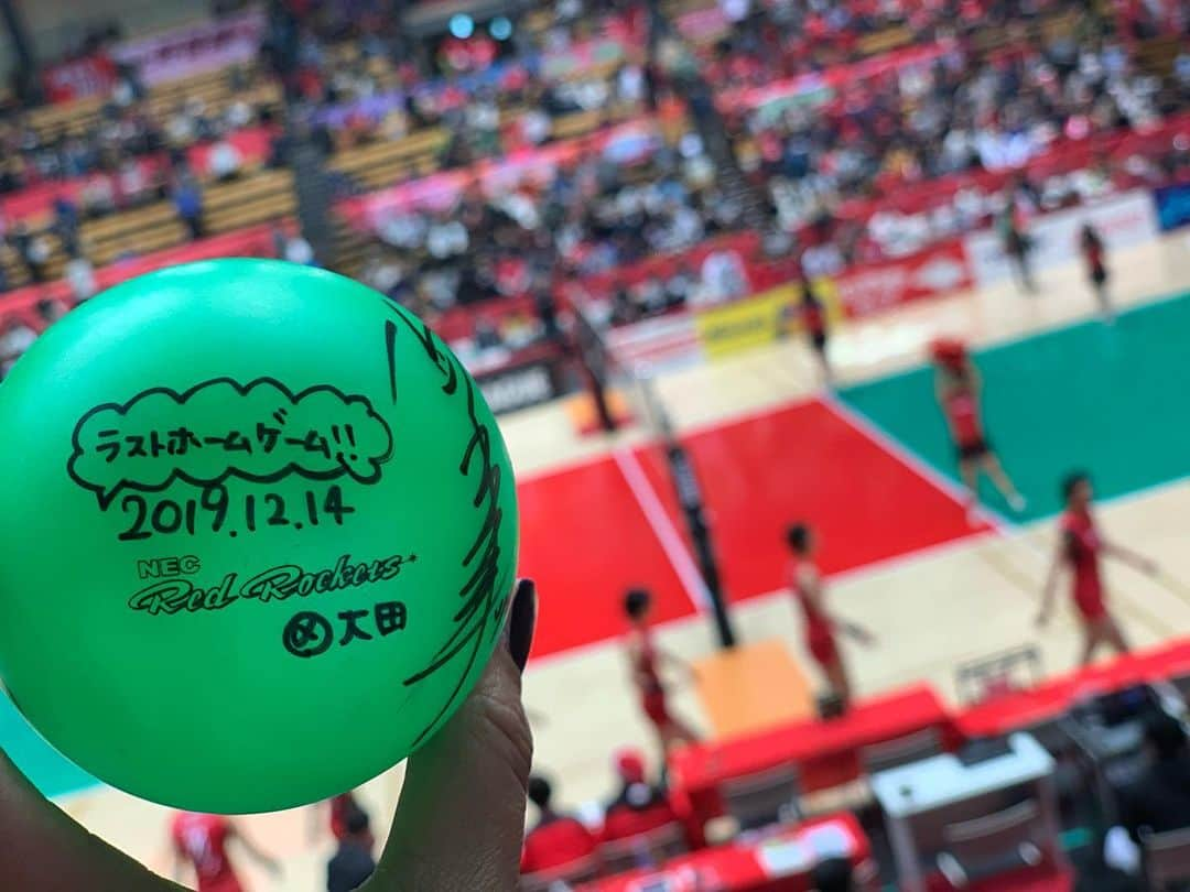 細田阿也さんのインスタグラム写真 - (細田阿也Instagram)「@v.league_official  #vリーグ  @nec_rr_official  #necレッドロケッツ  vs  @okayamaseagulls  #岡山シーガルズ  #ロケッツフェス　として #MC  @muzzi_suzuki #ムッチー鈴木　さん盛り上げ大活躍！  様々な演出にてホーム感満載の#大田区総合体育館  @deppa_shikuramen_official  @momo.teatea_skrm  #シクラメン  のライブやトークもあり　#v栄光の歌 で熱い会場へ導いてくださいました。  両チームの選手のひたむきな粘り、繋ぎ、声かけ、スタッフの皆さんの支え、 会場で感じるファンの皆様の声、願い。  #バレーボール　感動しますっ。  #vリーグはバレーだよ」12月14日 17時56分 - hosodaaya