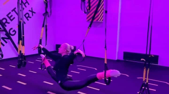 ソフィア・スコモローフのインスタグラム：「Тренер по растяжке использует TRX по своему 🤸🏼‍♀️ #topstretching #растяжка #шпагат #stretching #stretchyourlimits」
